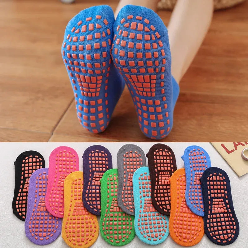 Black Anti-Slip Trampoline Socks for Adults, Cotton Polyester Spandex with Silicone Dots, Elastic Breathable Sports Socks for Indoor Playgrounds and Gyms
