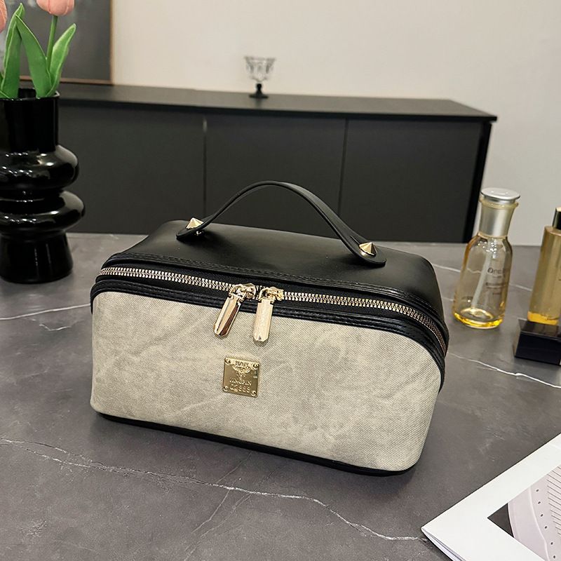 【PU Color-Block Cosmetic Bag】 Leather Handle Metal Zipper, Color-Block Simple Partition, Main Compartment Stores Cosmetics & Toiletries, Lightweight & Versatile for Commuting & Travel./beige