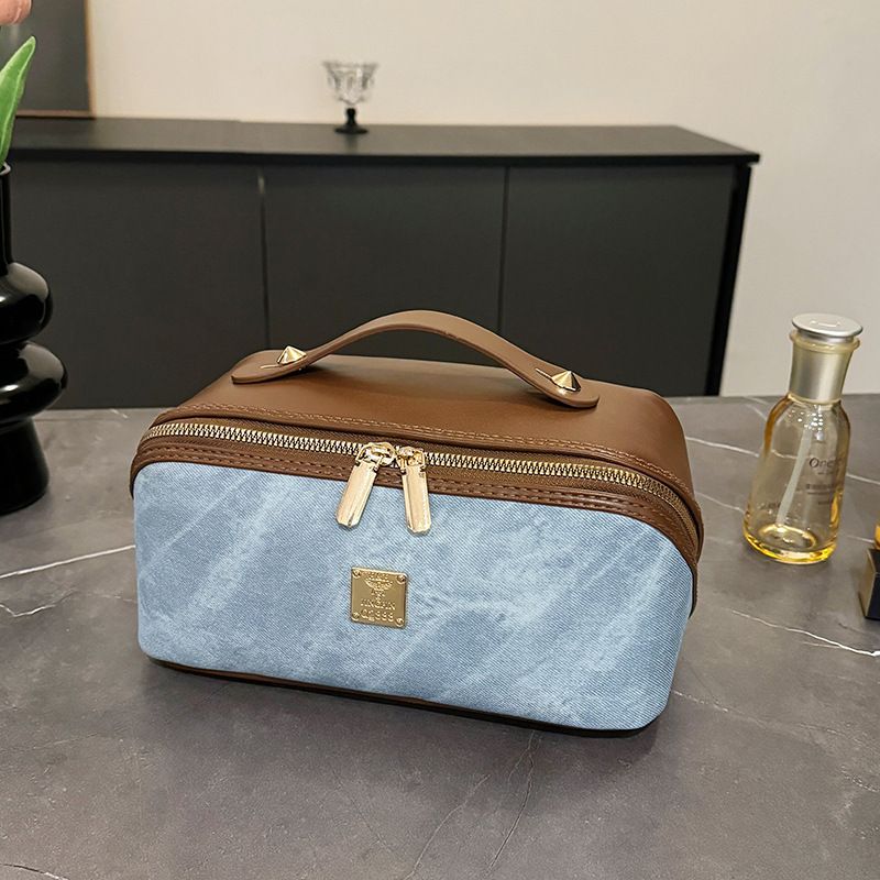 【PU Color-Block Cosmetic Bag】 Leather Handle Metal Zipper, Color-Block Simple Partition, Main Compartment Stores Cosmetics & Toiletries, Lightweight & Versatile for Commuting & Travel./BLUE