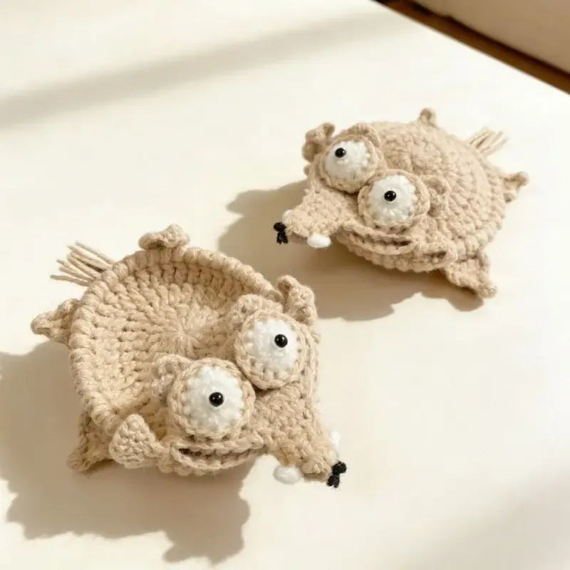 2PCS Hand-crocheted squirrel coaster, soft and durable yarn. The cute and adorable design combines decoration, heat insulation, and stress relief in one. Compact and practical, it brightens up your office life.