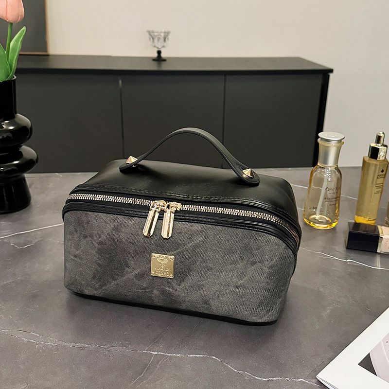 【PU Color-Block Cosmetic Bag】 Leather Handle Metal Zipper, Color-Block Simple Partition, Main Compartment Stores Cosmetics & Toiletries, Lightweight & Versatile for Commuting & Travel./BLACK
