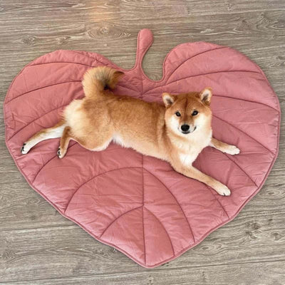 Ginkgo Leaf Shaped Pet Mat – Thickened Multi-Use Plush Blanket & Cushion for Cats and Dogs, All-Season Floor Bed, Crate Pad and Cozy Throw (Pink)